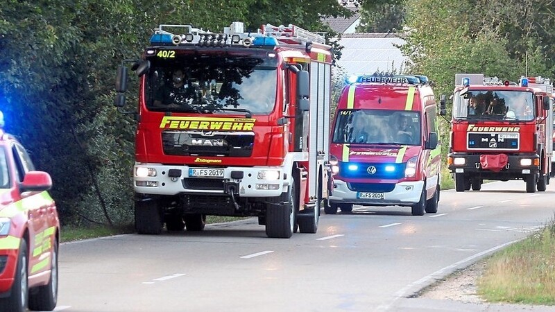 Im Korso wurde das neue Einsatzfahrzeug zum Feuerwehrzentrum geleitet.