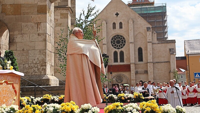 Zum Abschluss der Fronleichnamsprozession sprach Bischof Rudolf Voderholzer auf dem Domplatz.