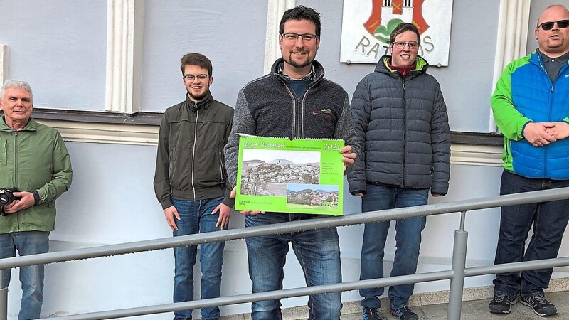 Die Fotofreunde Lam überreichten ihren 3. Heimatkalender an Bürgermeister Paul Roßberger.