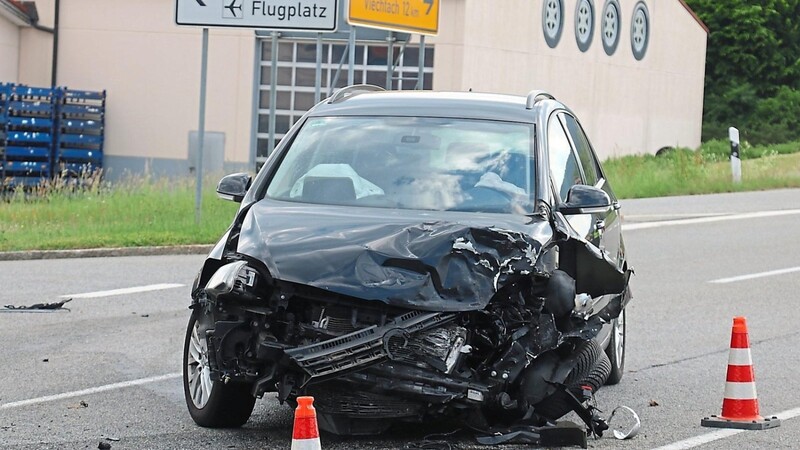 Der Fahrer des VW wurde nicht verletzt, seine Beifahrerin kam vorsorglich ins Krankenhaus.