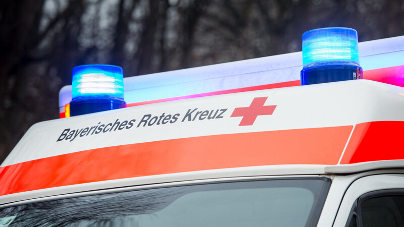 Ein 46-jähriger Arbeiter ist am Samstag in einem Viechtacher Betrieb von einer Spannplatte vier Meter in die Tiefe gestürzt. Er wurde schwer verletzt.