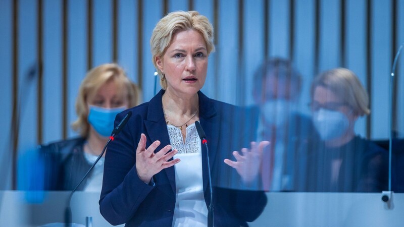 Ministerpräsidentin von Mecklenburg-Vorpommern, Manuela Schwesig ist nach ihrem Sieg über den Krebs wieder obenauf.