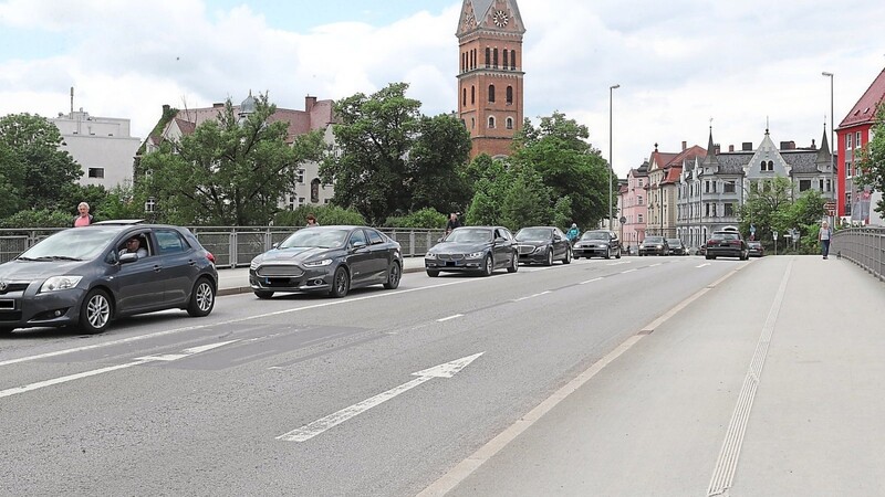 Der Status quo auf der Luitpoldbrücke - die aktuelle Diskussion dreht sich darum, ob die rechte Fahrspur in stadtauswärtiger Richtung den Autofahrern entzogen und anders genutzt werden soll.