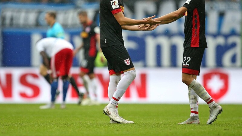 Treffen am Freitagabend im Jahnstadion Regensburg wieder aufeinander - dieses Mal allerdings als Gegenspieler: Asger Sörensen (links) und Kumpel Sebastian Stolze (rechts) (Foto: imago)