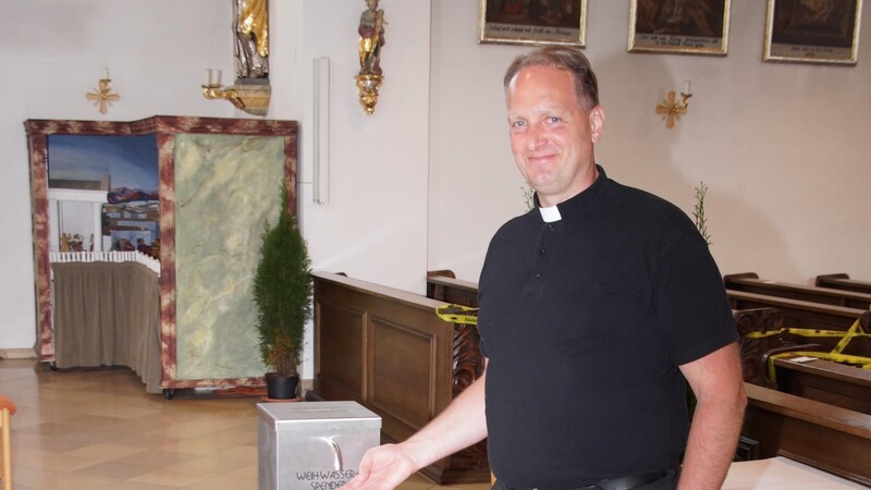 Pfarrer Stefan Wissel ist auf den Weihwasserspender mit integriertem Opferstock mächtig stolz.