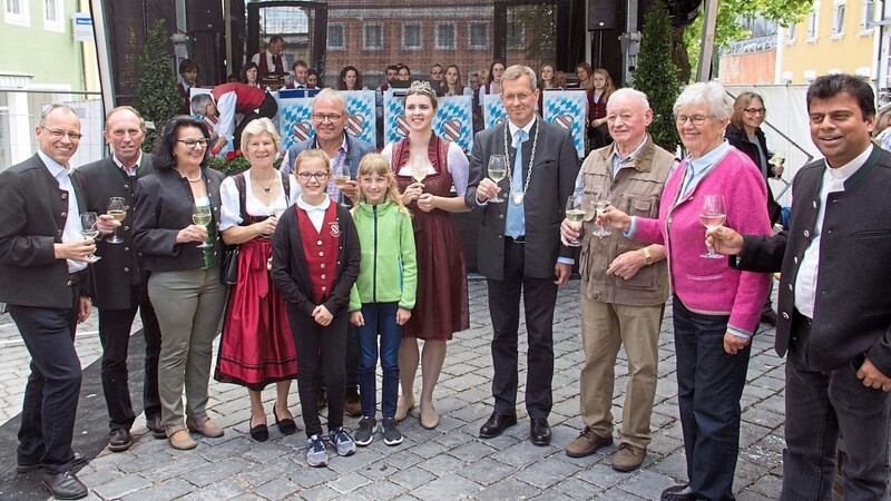 Günter Gsödl (v.l.), Hans Peer, Mia Hagn, Helga Pritzl, Franz Müller, Alicia I., Helmut Steininger, Otto Schönbeck, Ruth Wolferseder und Pater Nelson stießen auf ein gutes Gelingen des 32. Weinfestes an.