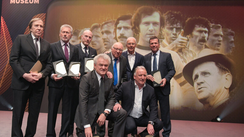 Sepp Maier und Andreas Brehme (vorne, von l.).Günter Netzer, Paul Breitner, Matthias Sammer, Uwe Seeler, Franz Beckenbauer, Lothar Matthäus (hinten, l-r).