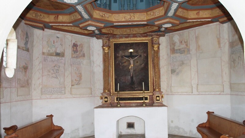 Der schlichte Altartisch stammt aus der Erbauungszeit der Kirche um 1670. Die Malereien sind erst später entstanden.