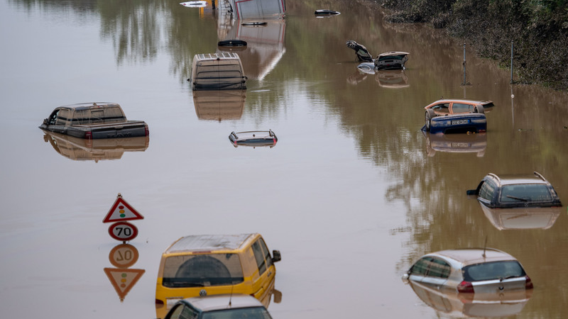 Nordrhein-Westfalen, Erftstadt: Autos stehen auf der überfluteten Bundesstraße 265 im Wasser. In Nordrhein-Westfalen sind nach Angaben der Landesregierung mehr als 19 000 Einsatzkräfte an den Rettungsarbeiten beteiligt.