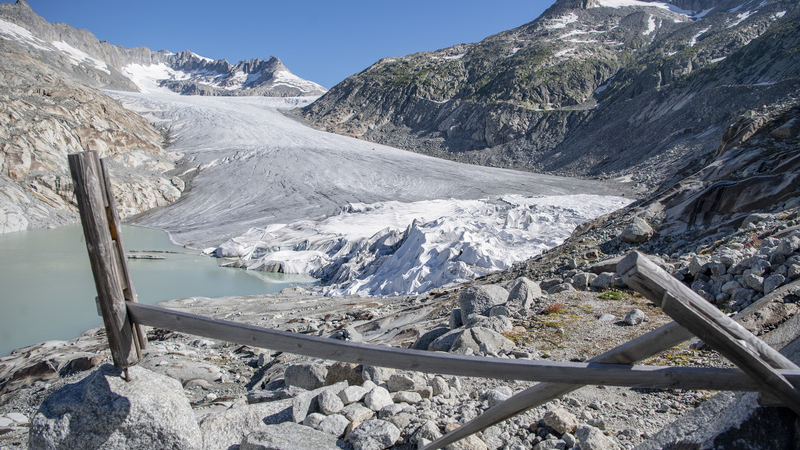 Schweiz, Gletsch: Ein Abschnitt des Rhonegletschers oberhalb von Gletsch in der Nähe des Furkapasses ist in Spezialplanen gehüllt. Der älteste Gletscher der Alpen wird durch spezielle weiße Decken vor dem Abschmelzen geschützt.