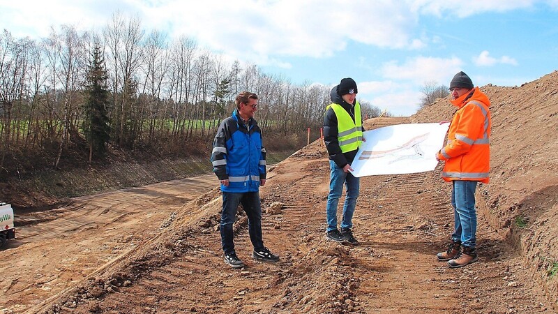 Dr. Richard Bosl vom Staatlichen Bauamt, Praktikant Julian Wöhrl und Bauleiter Streckenbau Heribert Baringer (von links) zeigen anhand eines Plans den Streckenverlauf der künftigen Ortsumgehung.