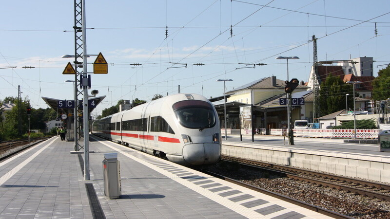 Im September 2019 hielt der ICE Wien/Berlin erstmals am Straubinger Bahnhof. Jetzt hält er ein zusätzliches Mal pro Tag. (Archivbild)