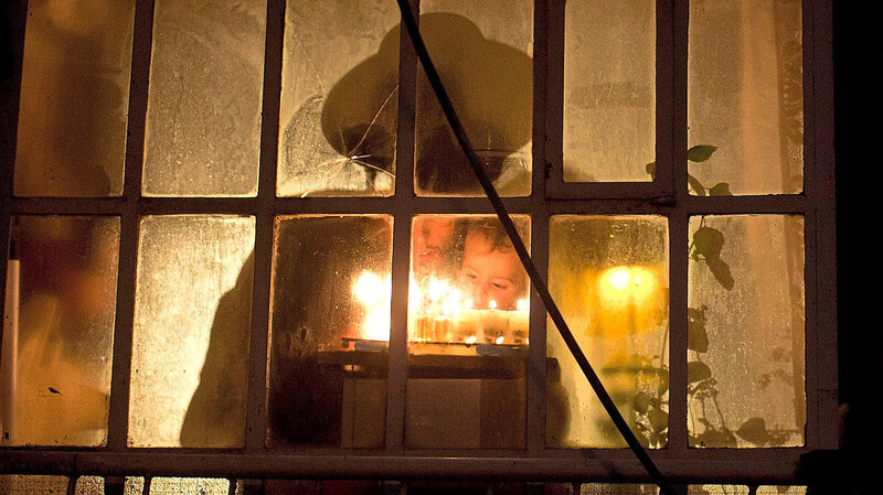 Während des Chanukka-Festes wird acht Tage lang nach Sonnenuntergang eine Kerze des achtarmigen Leuchters, der Chanukkia, angezündet.