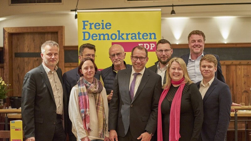 Der vor Kurzem neugewählte Vorstand des Landshuter FDP-Kreisverbands um Vorsitzenden Frank Schräder (Mitte)