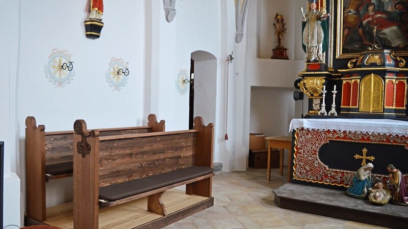 Im Altarraum wurde das Chorgestühl erneuert und längs angeordnet, um mehr Platz zu schaffen.