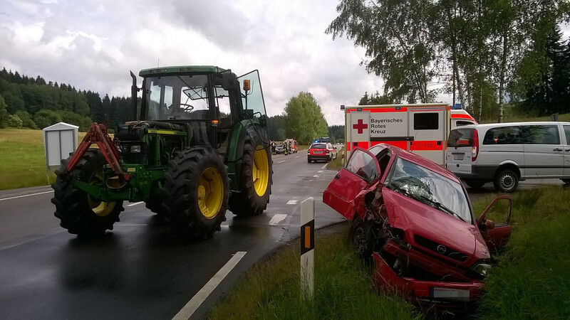 Der rote Opel der 26-Jährigen landete im Straßengraben und wurde vollständig demoliert. Die Frau wurde leicht verletzt.