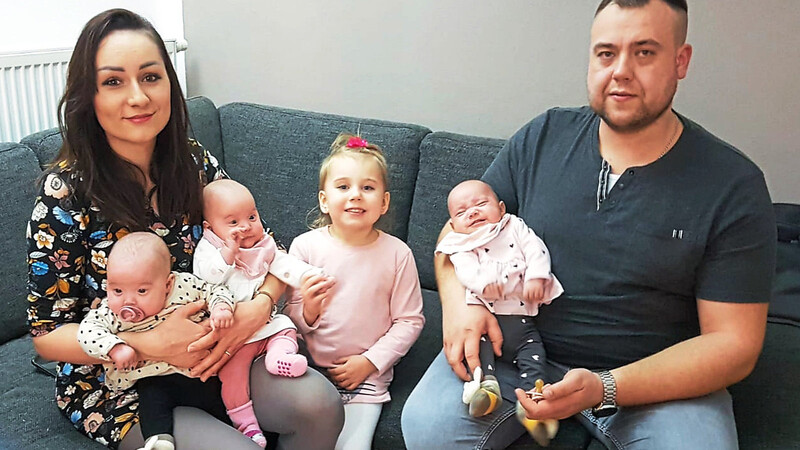 Die Eltern Sabina und Roman Hauk sowie Schwester Bianca freuen sich, dass es allen dreien heute gut geht. Gleichwohl müssen die Babys noch regelmäßig zu Nachuntersuchungen.