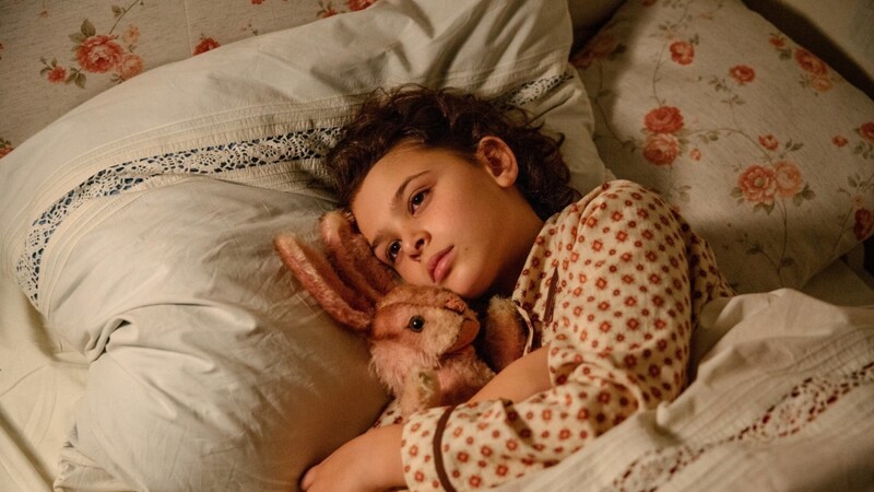 Anna (Riva Krymalowski) liebt ihr rosa Kaninchen sehr. Doch als ihre Familie aus Deutschland fliehen muss, ist sie gezwungen, es zurücklassen.