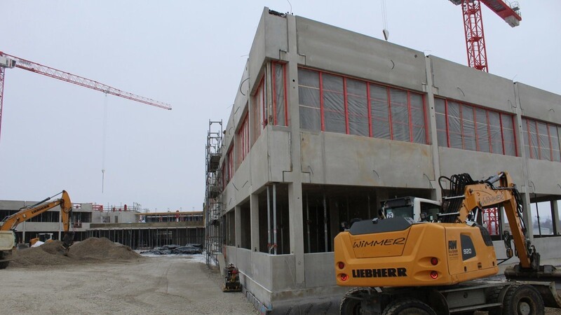 Der Baufortschritt am neuen Landratsamt in Essenbach ist deutlich zu erkennen.