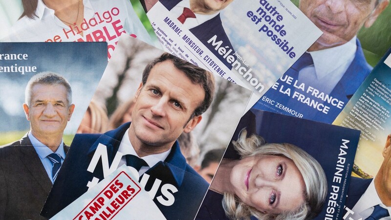 Wahlunterlagen französischer Präsidentschaftskandidaten wie Emmanuel Macron und Marine Le Pen, liegen übereinander. Die erste Runde der französischen Präsidentschaftswahlen findet am 10. April statt, die Stichwahl am 24. April.