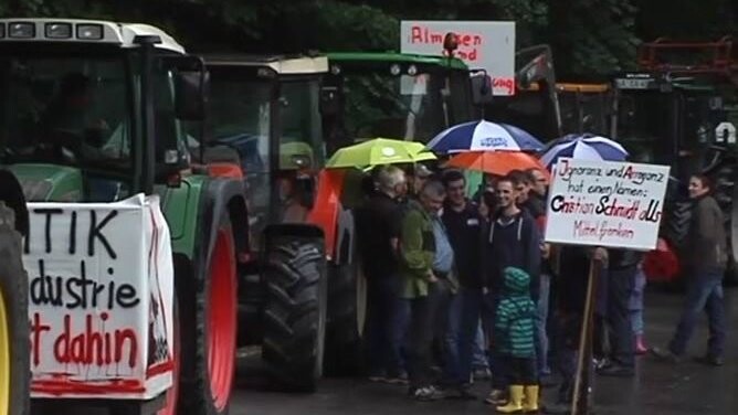 Wegen der weiter anhaltenden Milchkrise fanden sich am Montag mehrere Landwirte zu einer Protestaktion in München zusammen.