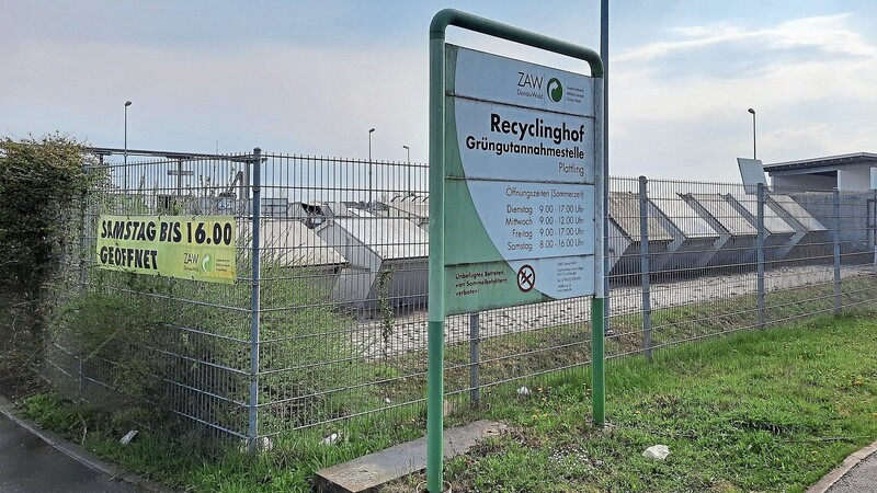 Der Plattlinger Recyclinghof im Industriegebiet: Container und Abladestellen für Gegenstände aller Art und Grüngut.