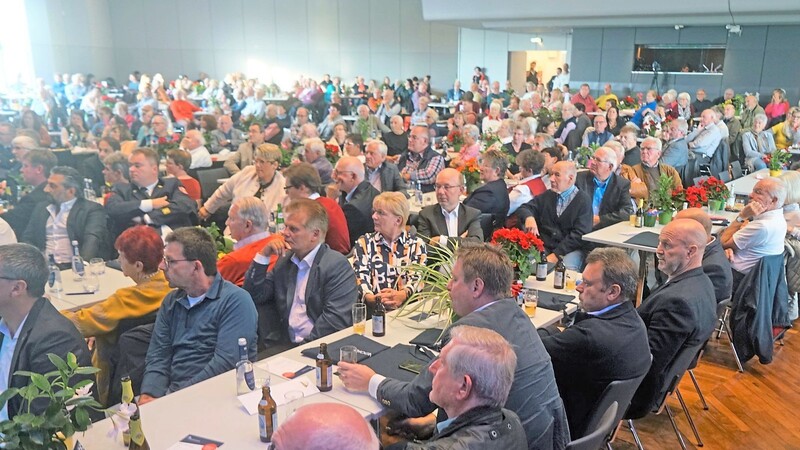 Hunderte Deggendorfer kamen am Sonntag zur Bürgerversammlung, die witterungsbedingt in der Stadthalle stattfand.