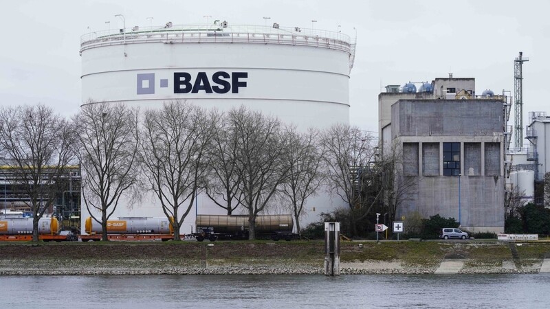 Ohne russisches Gas müsste das Stammwerk des weltgrößten Chemiekonzerns BASF in Ludwigshafen mit fast 40.000 Mitarbeitern dicht machen.