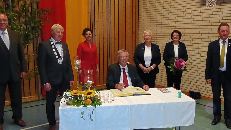Der neue Altbürgermeister Edmund Roider beim Eintrag ins Goldene Buch der Gemeinde Pösing.