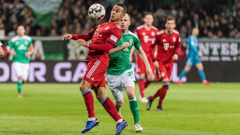 Sehen sich am Samstag im Liga-Spiel - und am Mittwoch im Halbfinale des DFB-Pokals: Bayerns Thiago (l.) und der Werderaner Davy Klaassen.