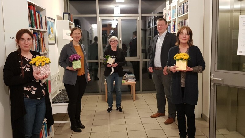 Greta Brock (v.li.), Kristina Pöschl, Landrätin Rita Röhrl, Bürgermeister Johannes Vogl und Eva Bauernfeind bei der Auftaktveranstaltung der Bücherei.