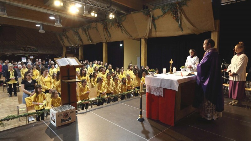 Pfarrer Stephan Rauscher feierte mit den "Dancing Angels" einen besonderen Gottesdienst.