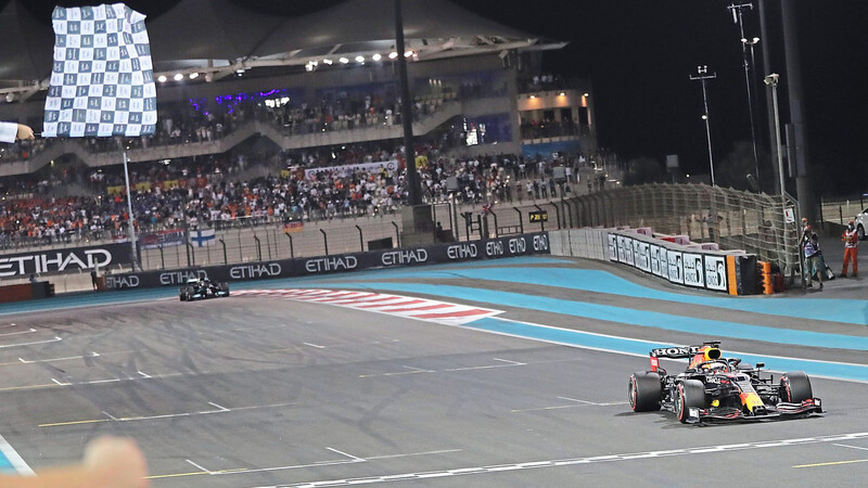 So endet die Formel-1-Saison 2021: Max Verstappen überquert im Red Bull einige Meter vor dem Titel-Rivalen Lewis Hamilton die Ziellinie und ist Weltmeister. Doch Mercedes gibt noch nicht klein bei.