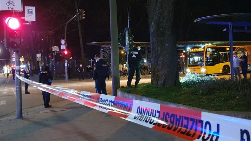Vorfall an der Albertstraße in Regensburg: Als der 25-Jährige einer Frau helfen wollte, wurde er plötzlich mit einem Messer angegriffen. Die Polizei fahndete noch am Abend nach dem Tatverdächtigen.