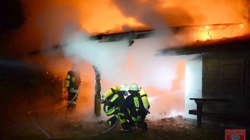 Ein Wohnhaus in Metten brannte in der Nacht auf Sonntag licherloh. (Foto: Feuerwehr Deggendorf)