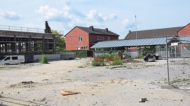 Das Areal wird komplett neu gestaltet. Am linken Bildrand erhebt sich die neue Turnhalle der Grundschule St. Josef.