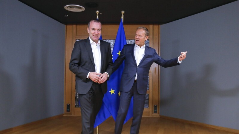 Manfred Weber (l.) will EU-Kommissionspräsident werden. Am Donnerstag und Freitag werden sich die Staats- und Regierungschefs unter der Leitung von Ratspräsident Donald Tusk (r.) darüber unterhalten.
