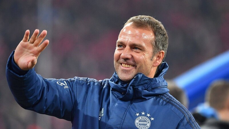 "Ich habe ihn noch nicht getestet", sagt Bayern-Trainer Flick über den Stift, den ihm Rummenigge zum 55. Geburtstag geschenkt hat.