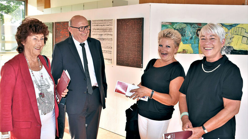 Gastausstellerin Carmen Jaud (rechts) mit zwei Bewunderinnen des Kunstkreises Geisenfeld und Landrat Martin Neumeyer.