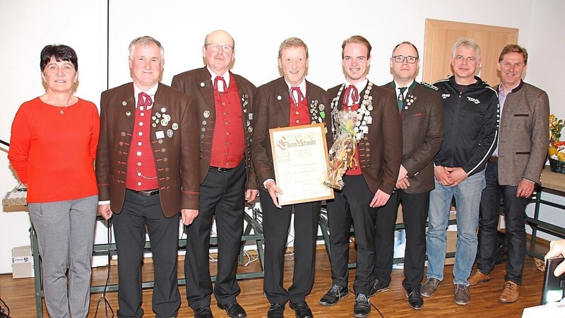 Im gebührenden Rahmen wurde Hans Salzinger zum Ehrenschützenmeister ernannt.