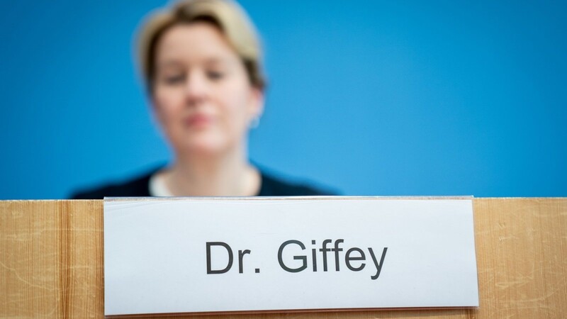 Bundesfamilienministerin Franziska Giffey verzichtet auf das Führen ihres Doktortitels. Ihr die politische Zukunft zu verbauen wegen einer fehlerhaften Doktorarbeit, wäre ungefähr so, als hätte man Lothar Matthäus wegen seines lustigen Englisch aus der Nationalmannschaft entfernt.