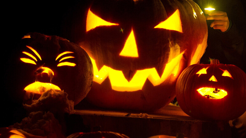 Bunte Kürbisse und "Süßes oder Saures" vor der Haustür: Halloween wird mittlerweile auch bei vielen Leuten in der Region gefeier