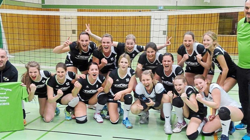 Die Wilden Wespen Damen I feiern ausgelassen die Meisterschaft in der Bezirksliga.