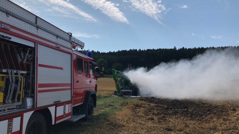 Ein Bagger fing am Liedlberg in Teugn Feuer.