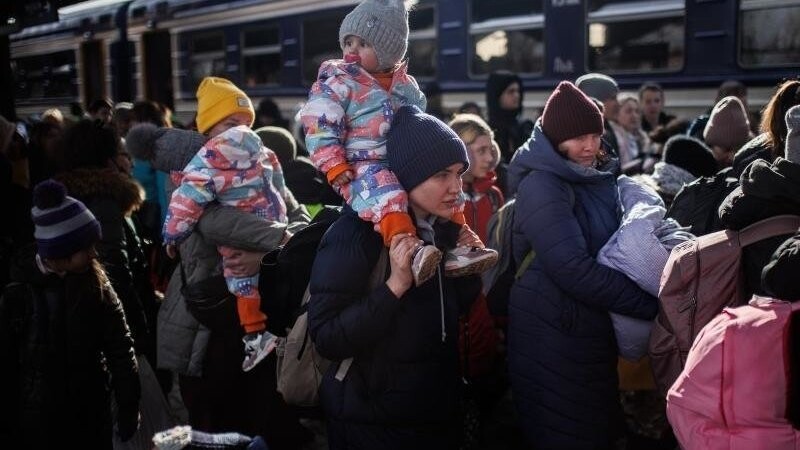 In Polen sind bereits viele Flüchtlinge aus der Ukraine angekommen. Wie viele nach Deutschland kommen werden, ist aktuell noch unklar - der Landkreis Landshut will trotzdem vorbereitet sein.