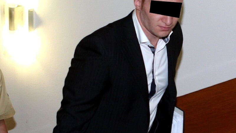 Der 28-jährige Angeklagte Murat A. auf dem Weg in den Gerichtssaal des Landgerichts Landshut. Ihm wird zur Last gelegt, im Oktober 2015 einen 24-Jährigen vor der Dingolfinger Diskothek Atrium kaltblütig erstochen zu haben.