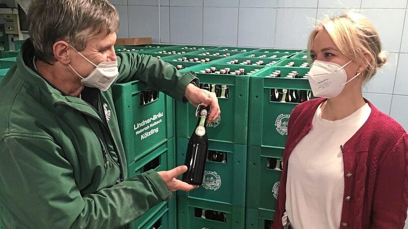 Der Flaschenverkauf steigt, das Leergut wird knapp: Brauereichefin Evi Kolbeck und Braumeister Edi Zenk in der Abfüllanlage.