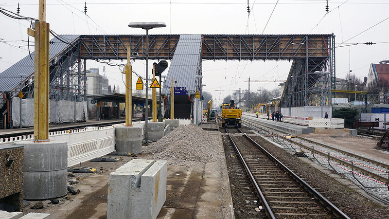 Auf dem Weg zum barrierefreien Bahnhof in Straubing scheinen Anzeigen und Durchsagen auf der Strecke zu bleiben.