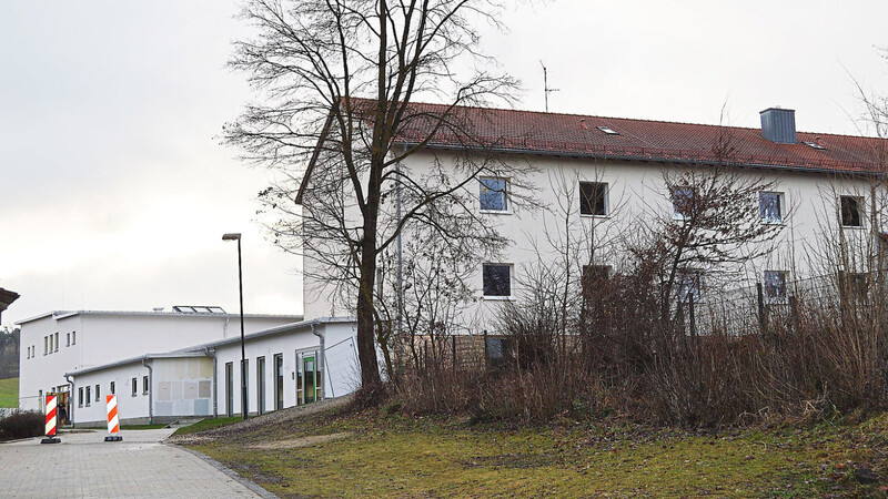Zum Generalsanierungsobjekt erklärt wurde jetzt die Grundschule Aiglsbach (rechts). Im Hintergrund der Neubau der Offenen Ganztagsschule.