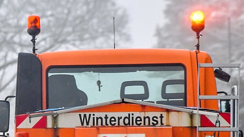 In Bad Kötzting sind drei Unimogs im Einsatz und ein Lastwagen im Einsatz.